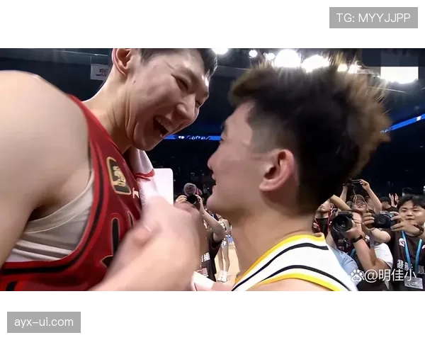 要是周琦随手把一双训练鞋拿去拍卖，半小时我这月工资就没了