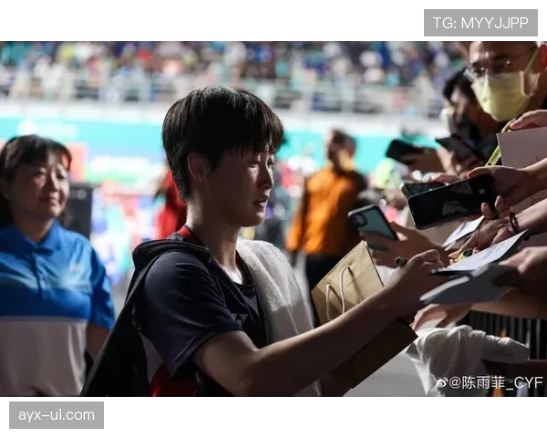 陈雨菲昨晚又在酒店点了一桌子外卖，训练完还在微信里聊直播带货？